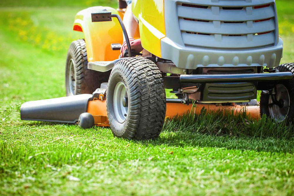 John Deere&#8217;s riding lawn mowers