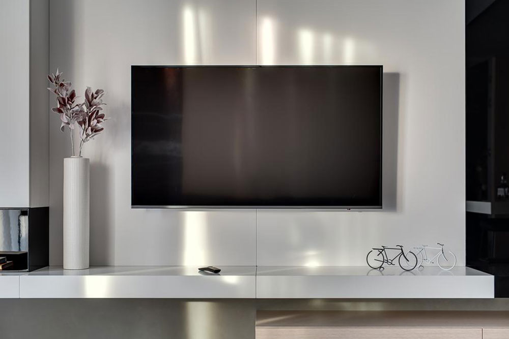 Picking the right 80-Inch TV for your living room