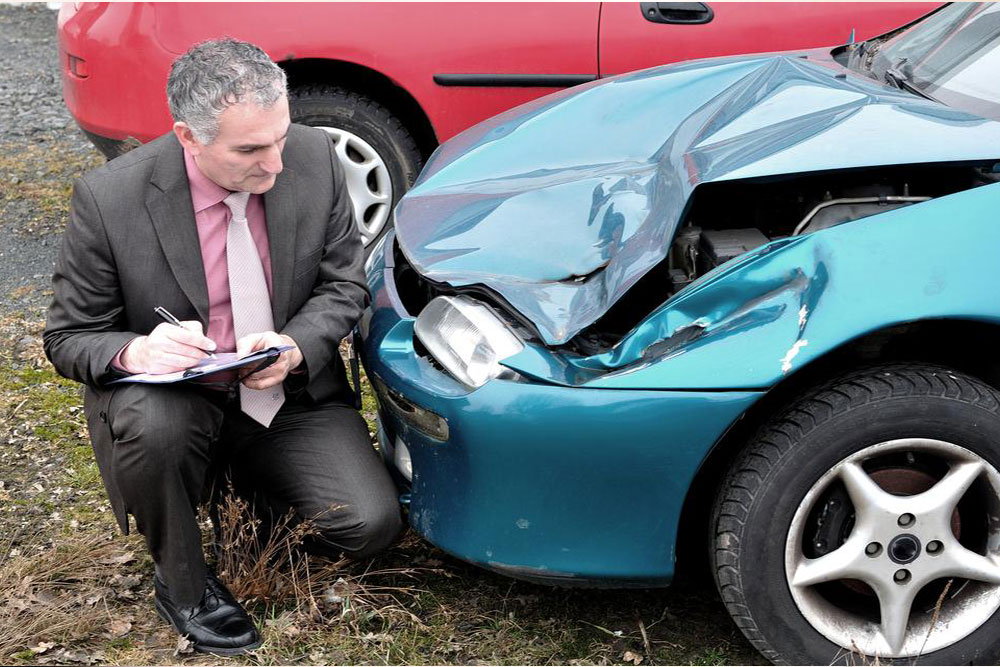 What should a car accident report mainly include